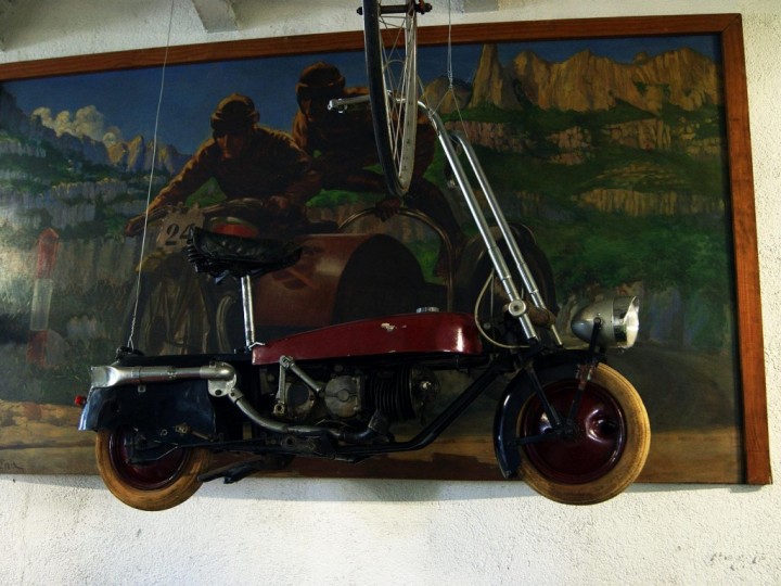 1948 Corgi scooter - museum exhibit | 360CarMuseum.com