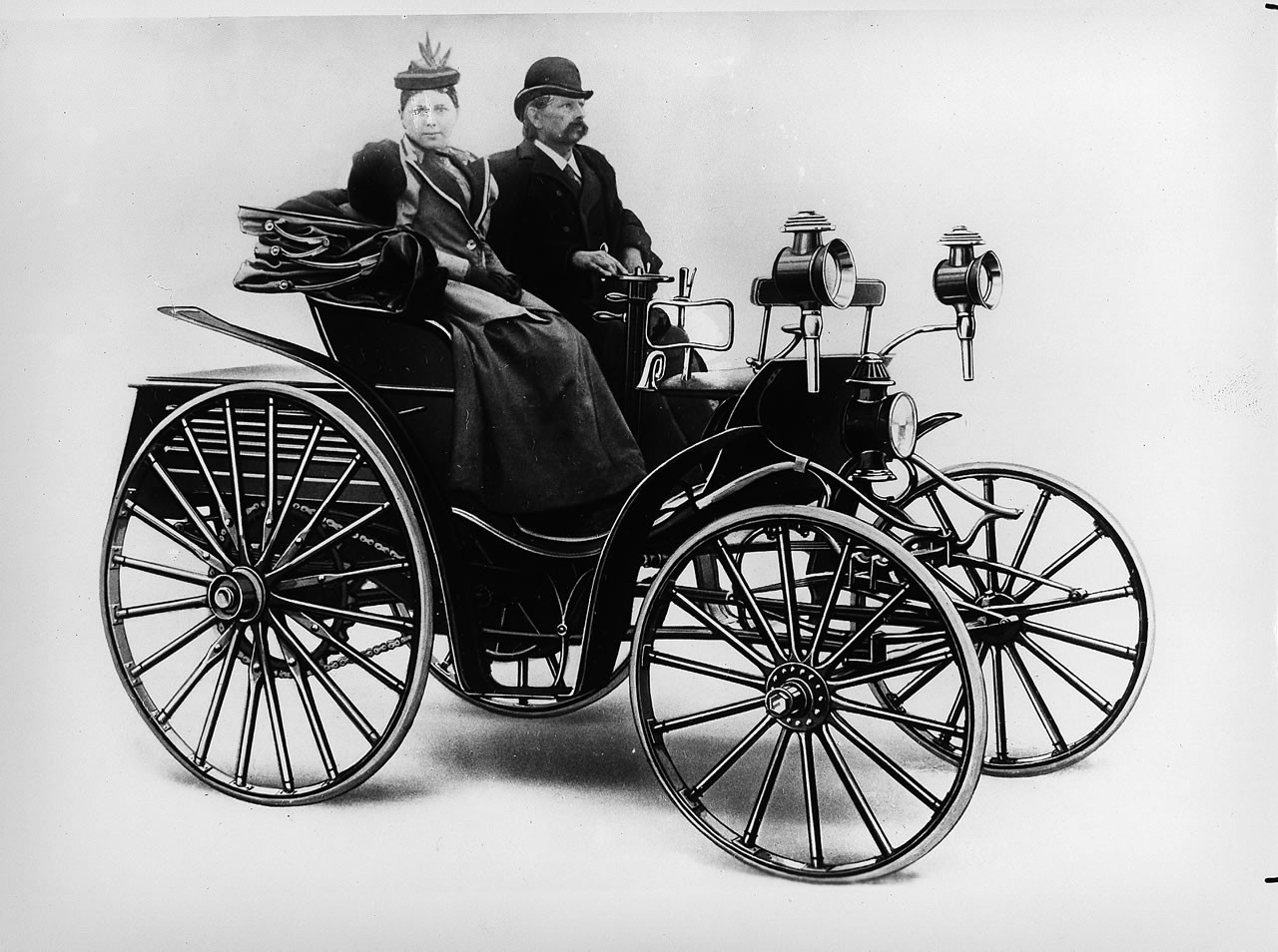 Двухместный экипаж. Карлом Бенцем (Karl Benz) в 1886.